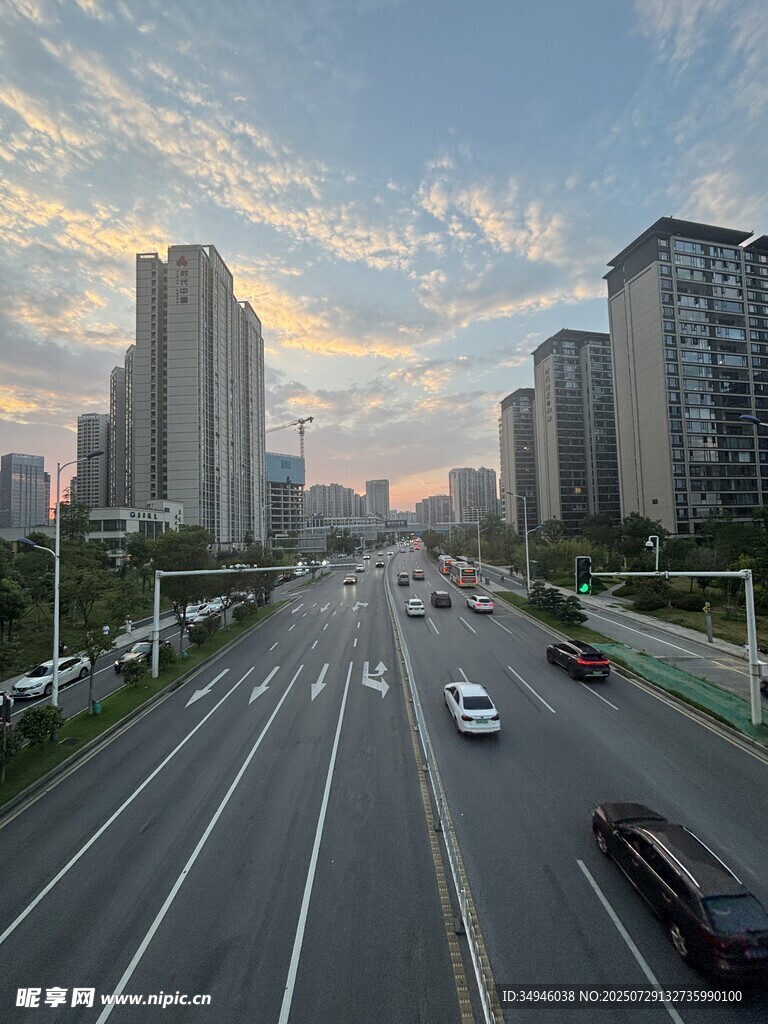 城市道路黄昏景象