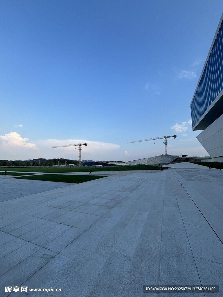 机场跑道与飞机远景