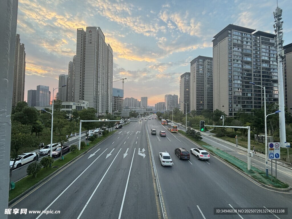 城市黄昏时分的宽阔道路