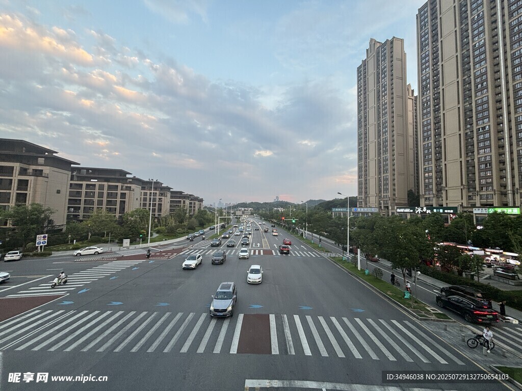 城市宽阔街道与高楼景观