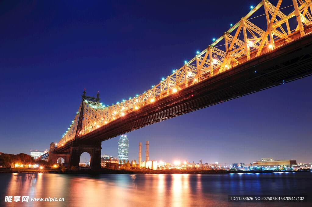 夜晚璀璨大桥横跨水面