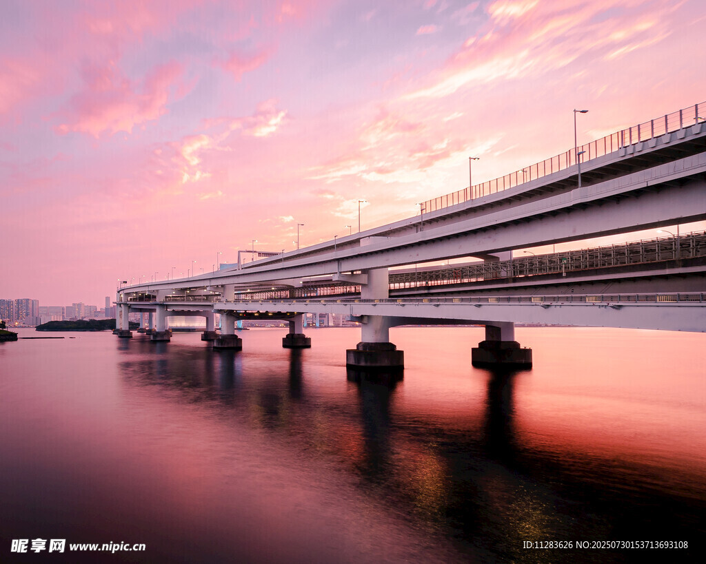 夕阳下的跨水桥梁美景
