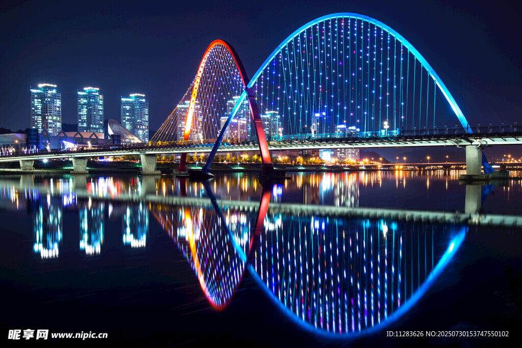 璀璨夜景下的绚丽桥梁