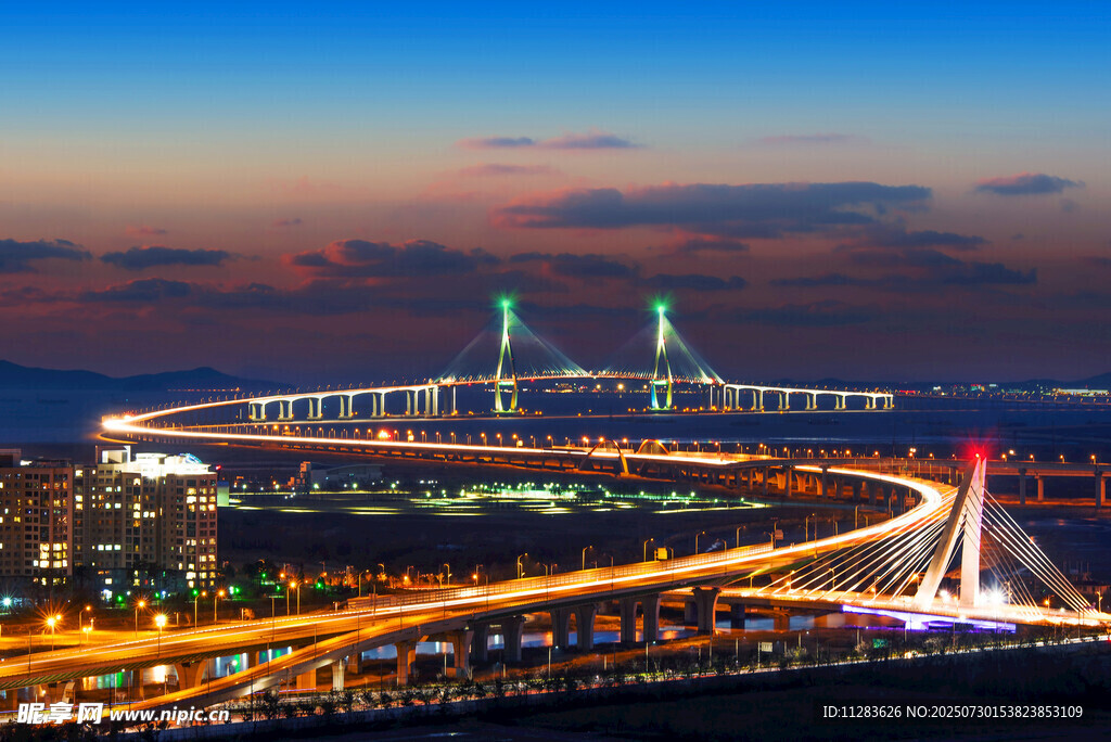 夜幕下的跨海大桥美景