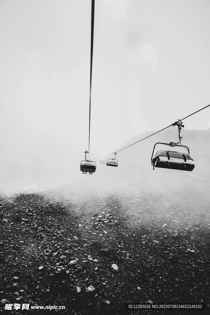 空中缆车穿梭于天地间