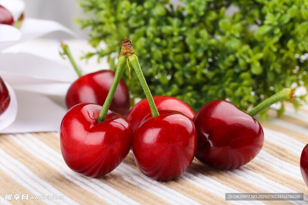 新鲜红樱桃