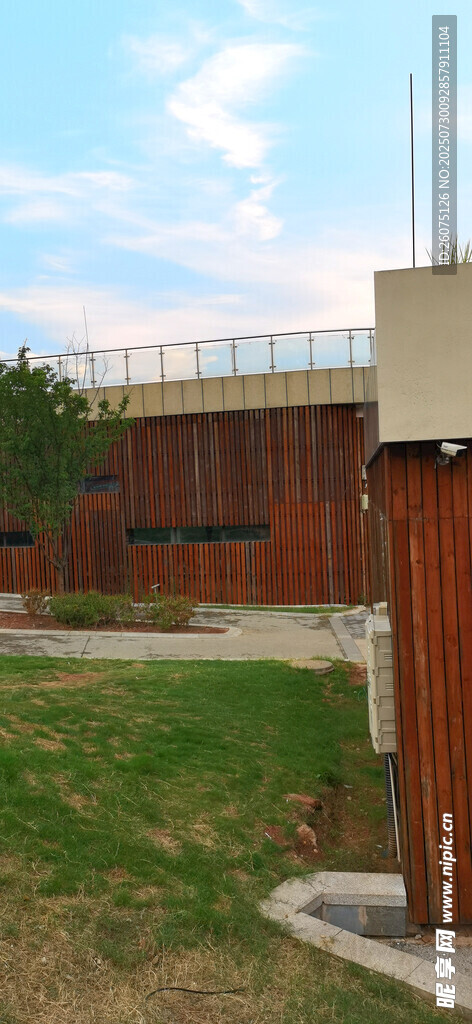 户外木质墙面建筑与开阔草地