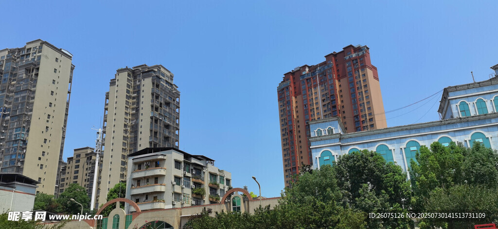 晴空下的城市高楼景观