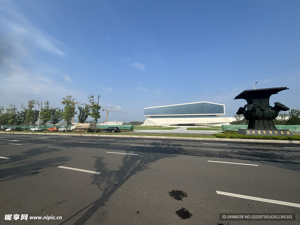 宽阔公路旁的独特建筑