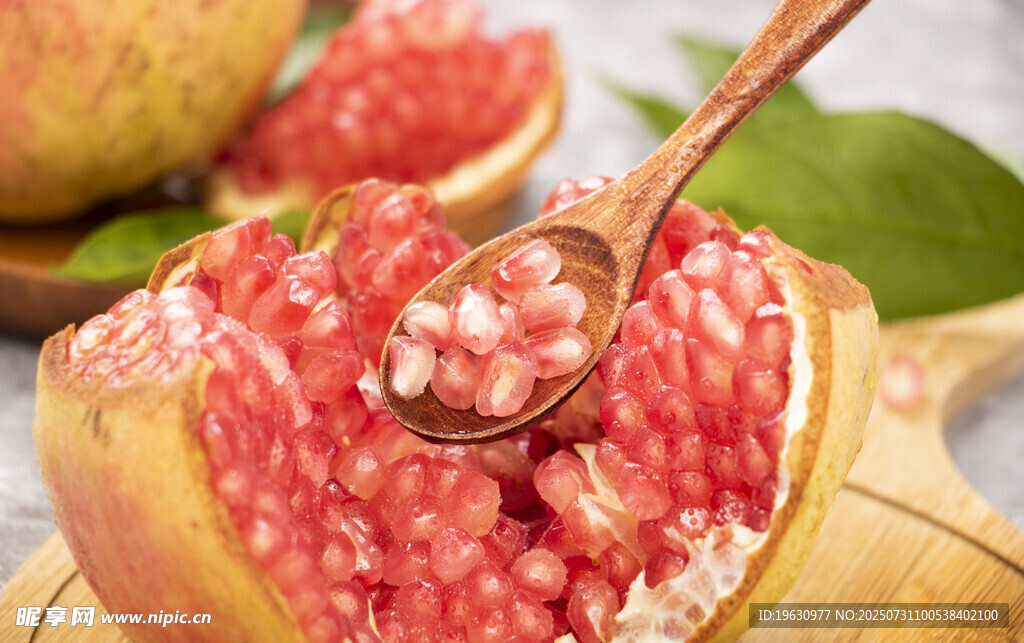 新鲜多汁的石榴果肉