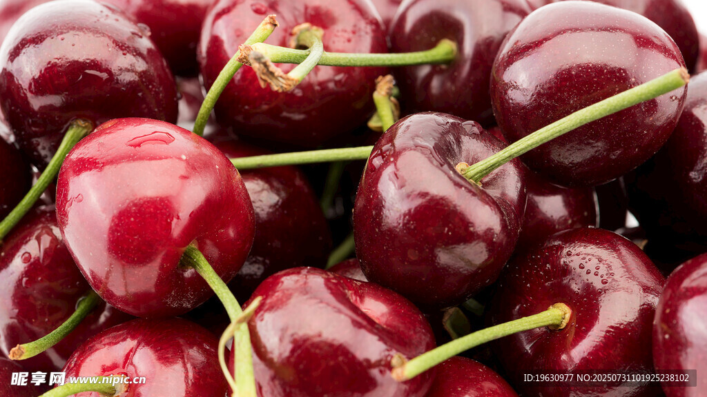 新鲜饱满的红樱桃