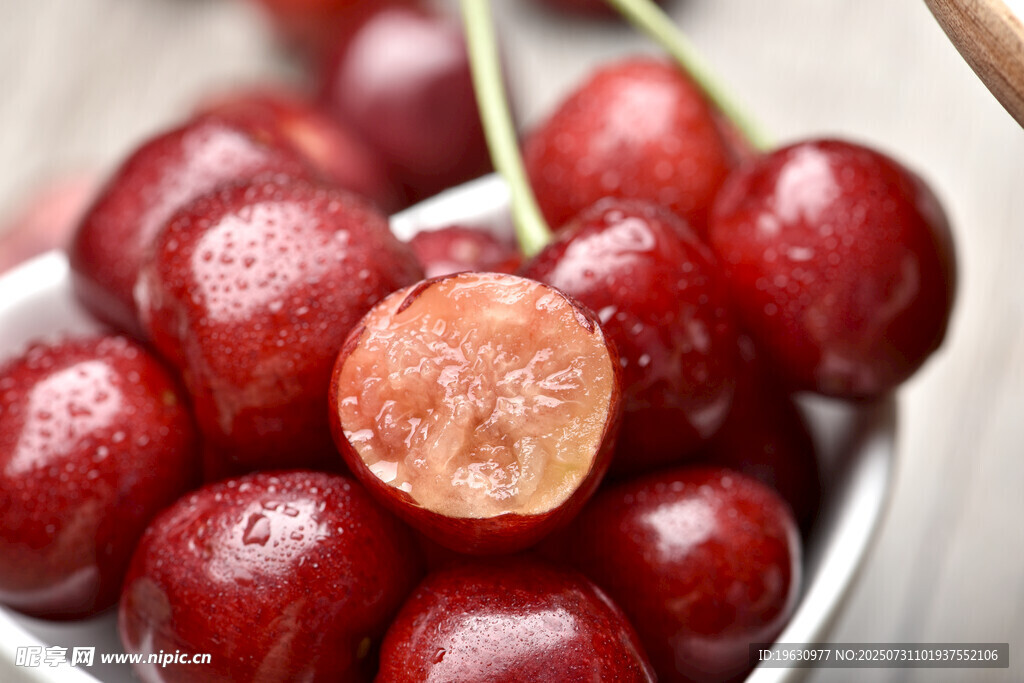 新鲜多汁的美味樱桃