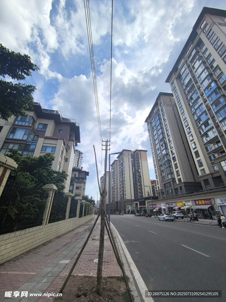 城市街道旁的高楼景象