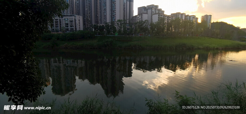 湖畔城市黄昏美景