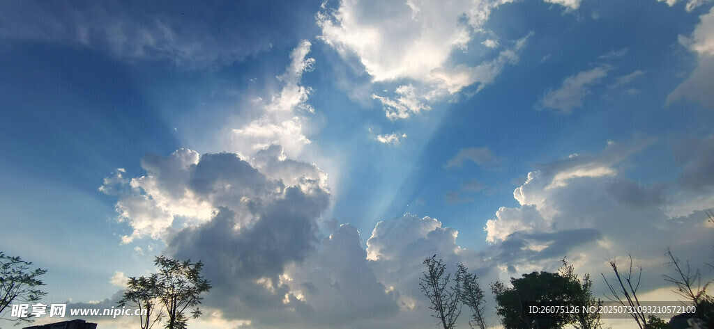 阳光穿透云层的美丽天空