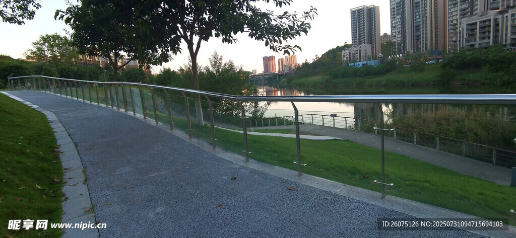 城市河畔的宁静骑行小道