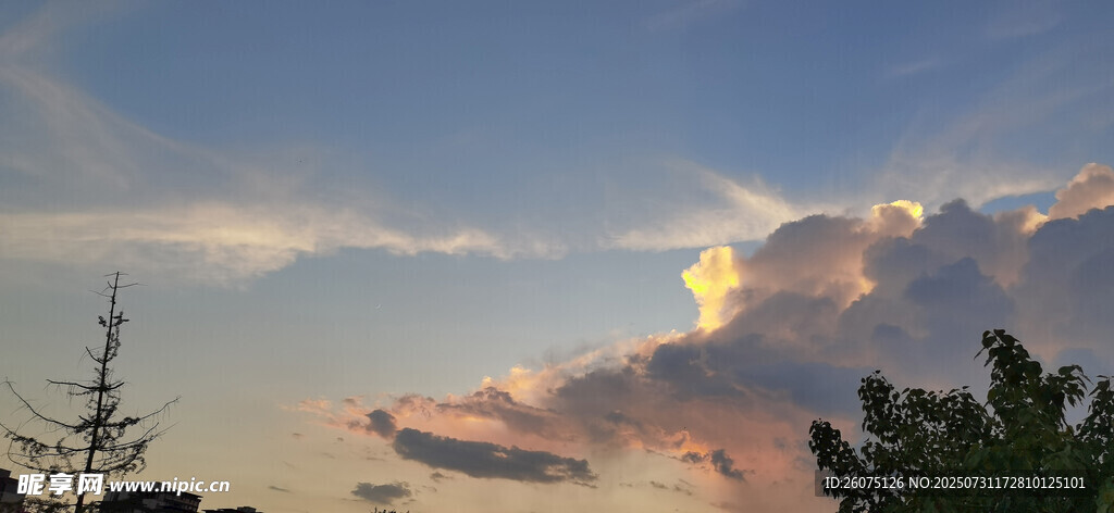 黄昏时分的绚烂天空景色