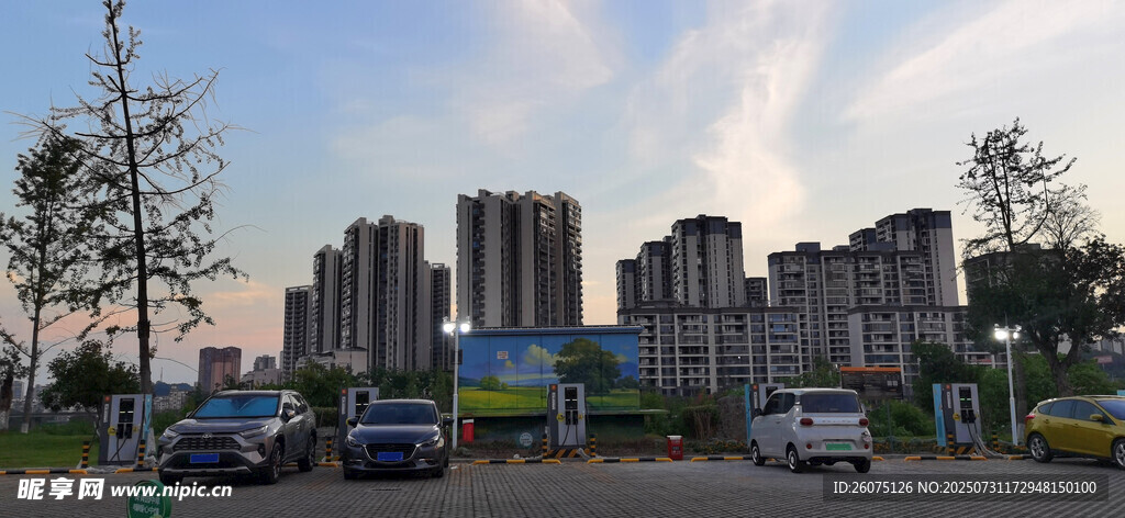 城市停车场与高楼景观