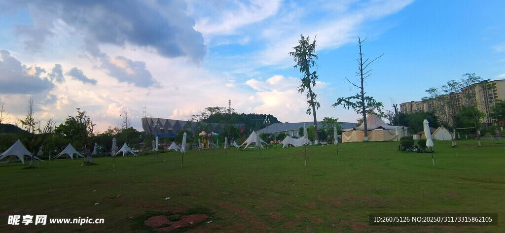 城郊开阔草地与露营帐篷