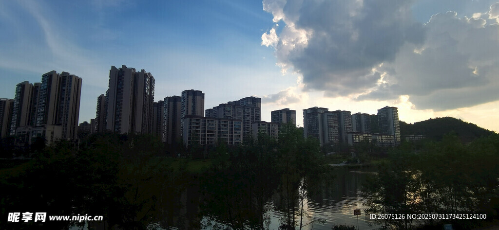 城市河畔建筑风景剪影