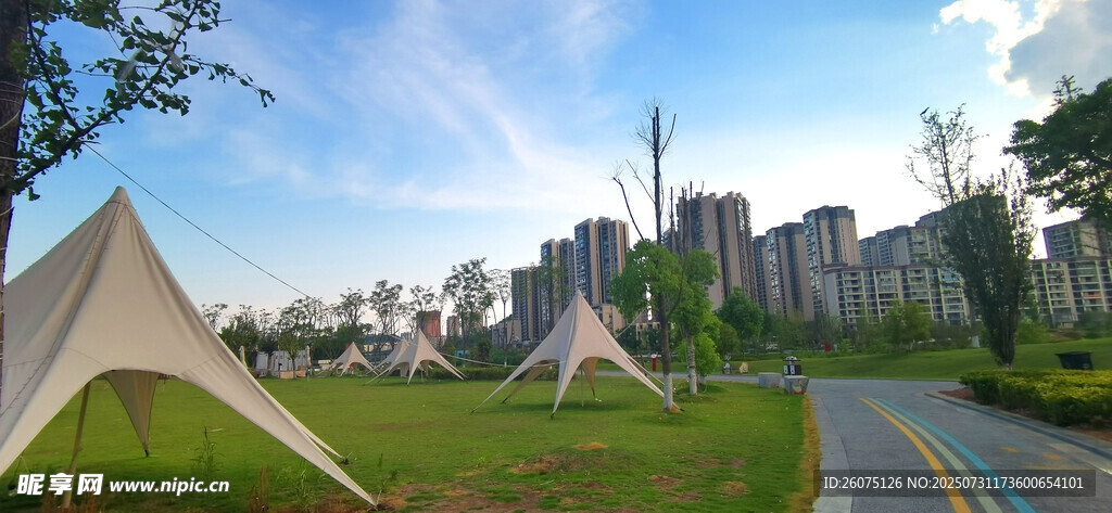 城市绿地中的休闲帐篷