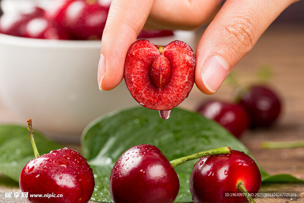 手剥新鲜樱桃特写