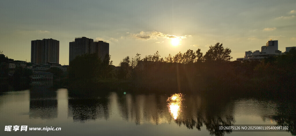 湖畔夕阳下的城市美丽景致