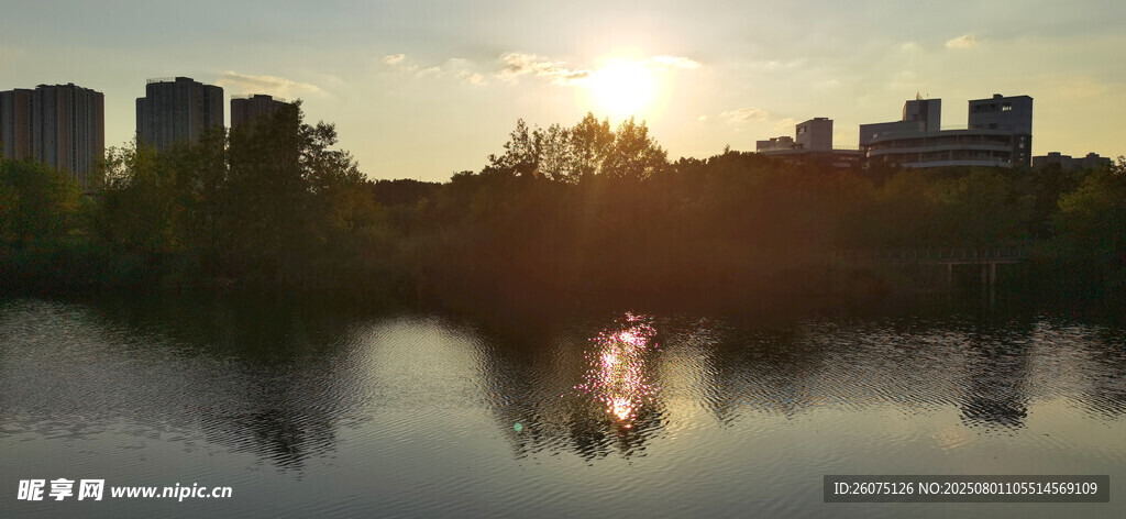 夕阳下的城市湖畔美景