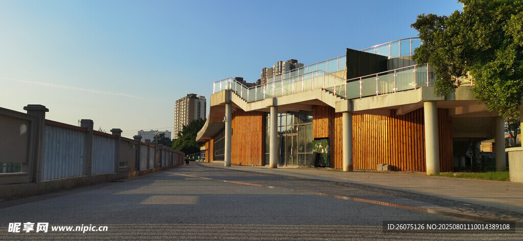 户外河畔休闲木质墙体建筑