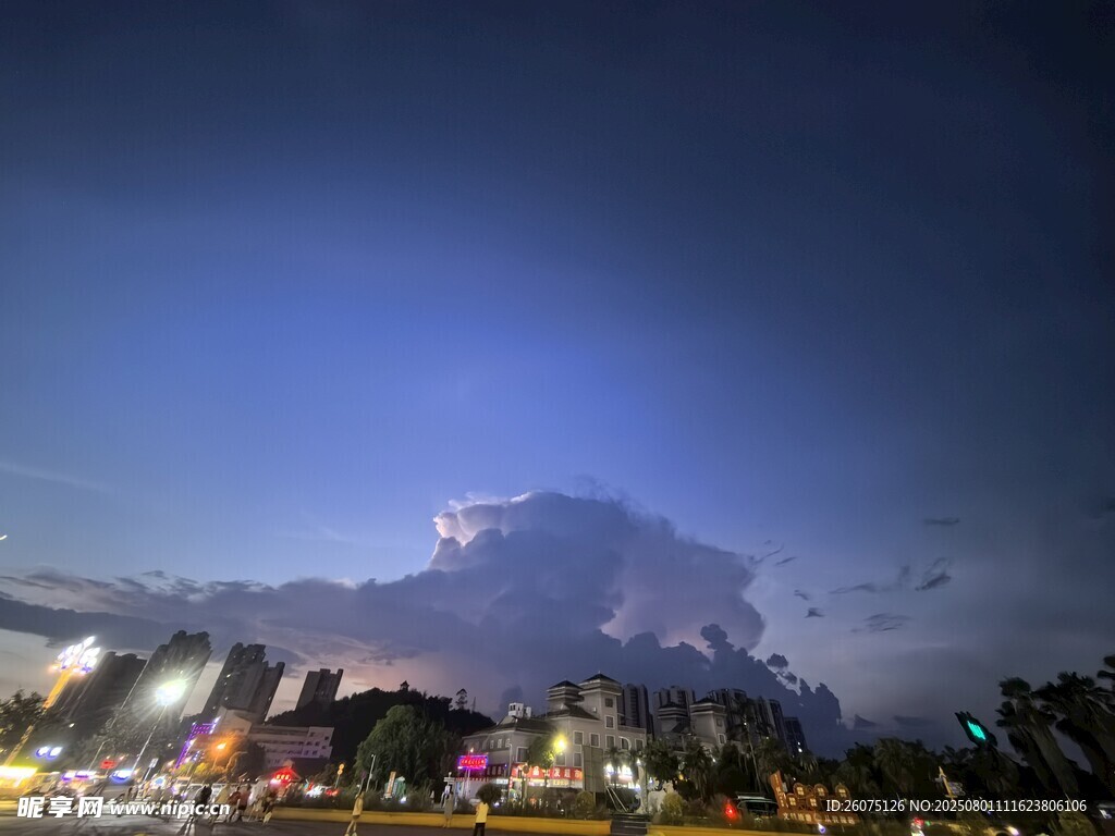 城市夜空下的壮丽积雨云
