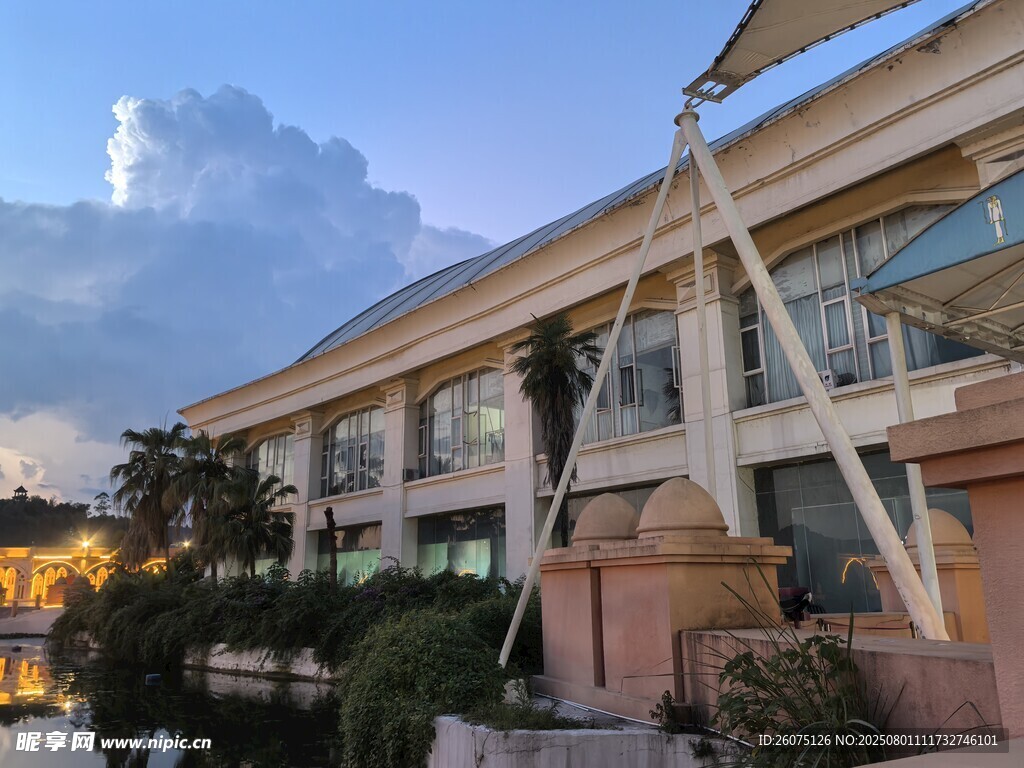 现代建筑旁的雕塑景观