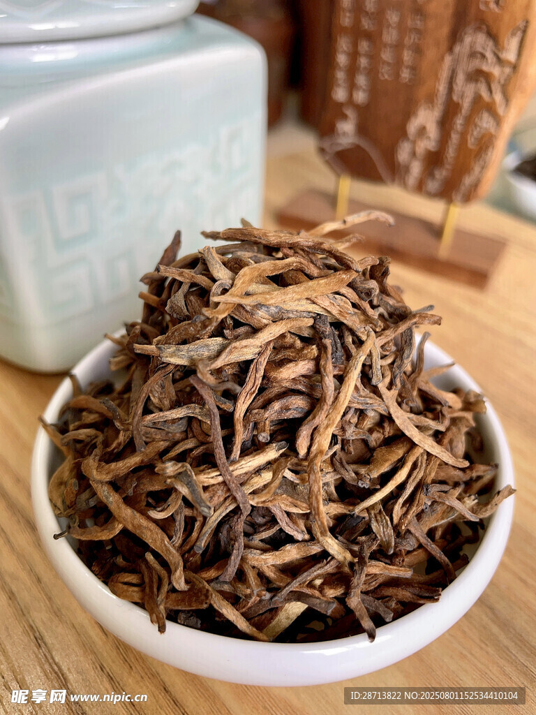 白碗中的滇红茶