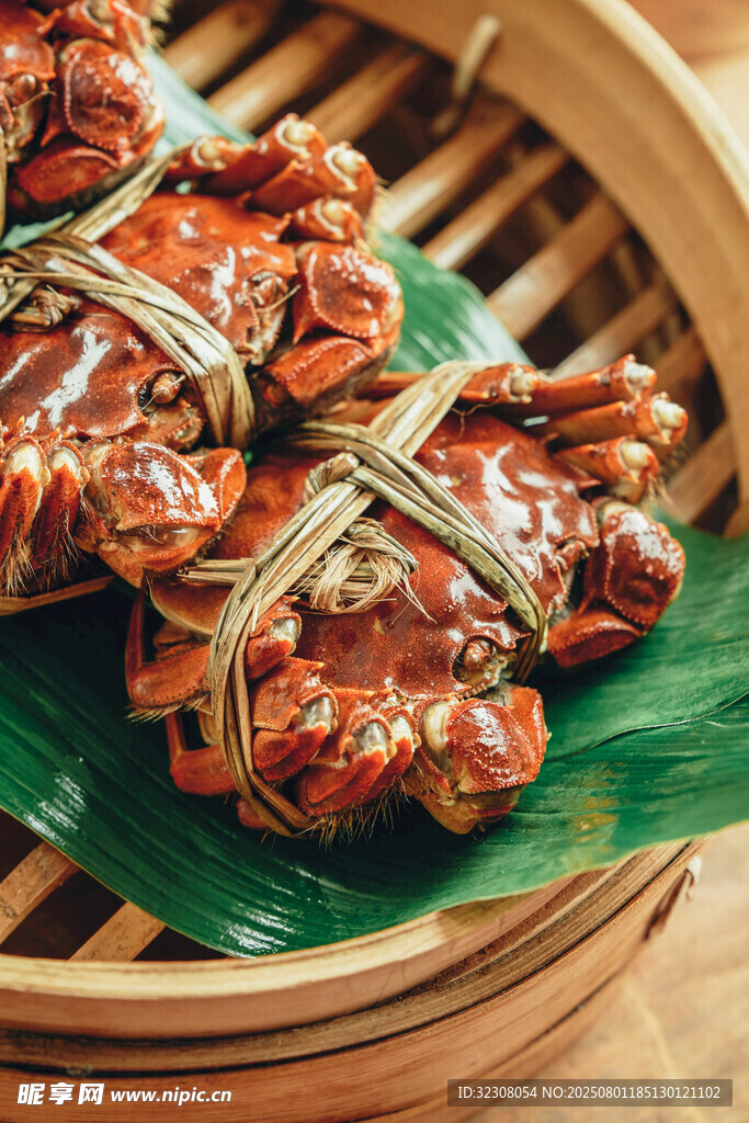 竹笼中美味的绑绳大闸蟹