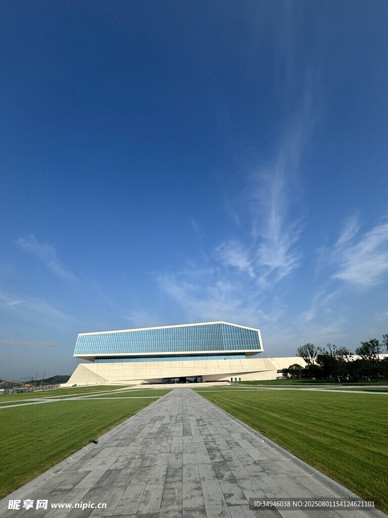 现代建筑与开阔草地景观