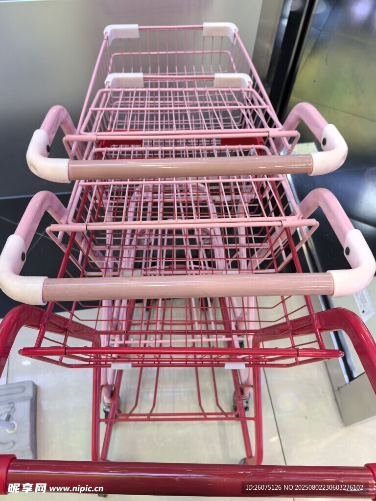 粉色购物车堆叠