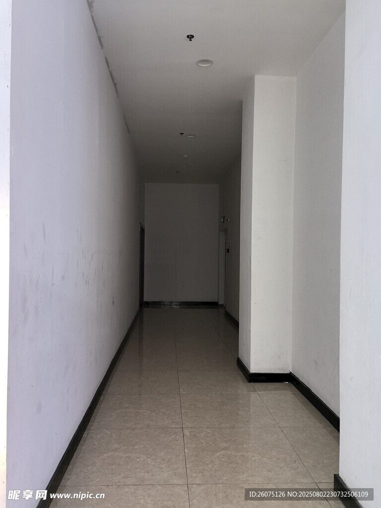 空旷狭长走廊室内场景