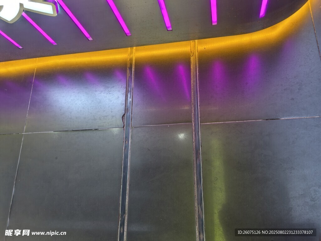 绚丽灯光下的建筑墙面与墙角