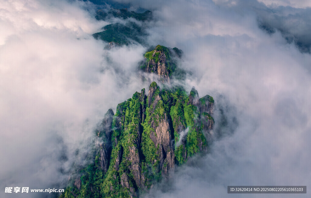 云雾缭绕中的翠绿山峰