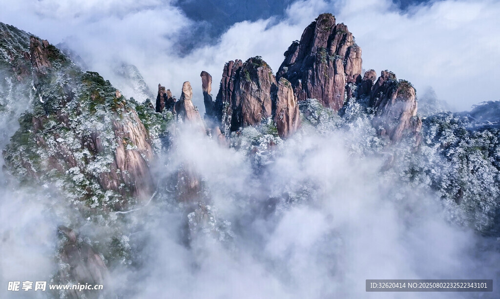 云雾缭绕的壮丽山峰