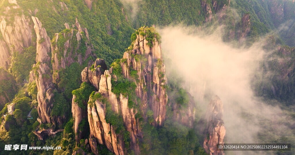 云雾缭绕的壮美山峦