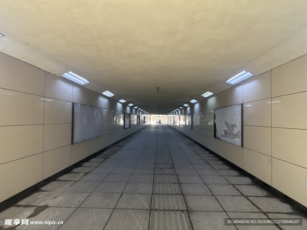 空旷地下通道内部场景