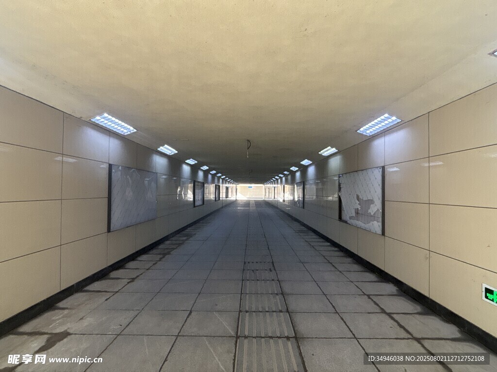 地下通道内景