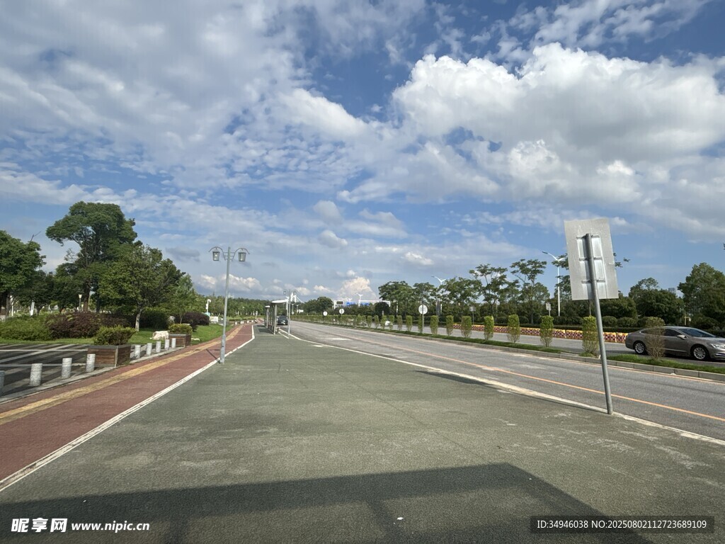 宽阔公路与蓝天白云景观