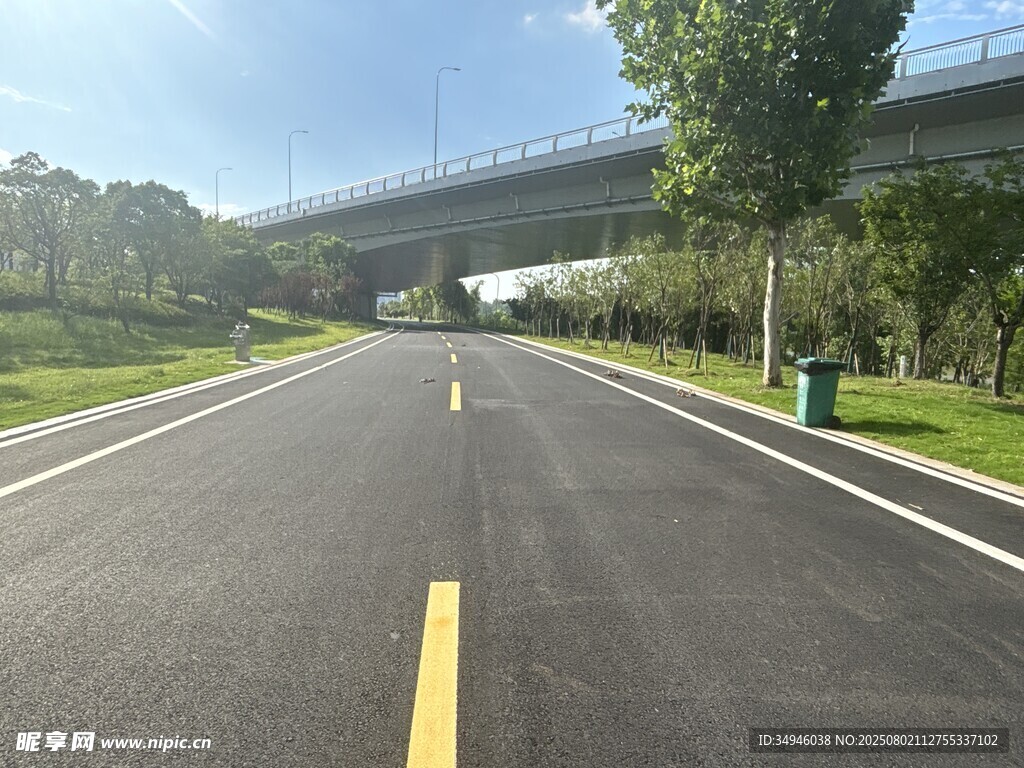 宽阔公路与高架桥梁景观