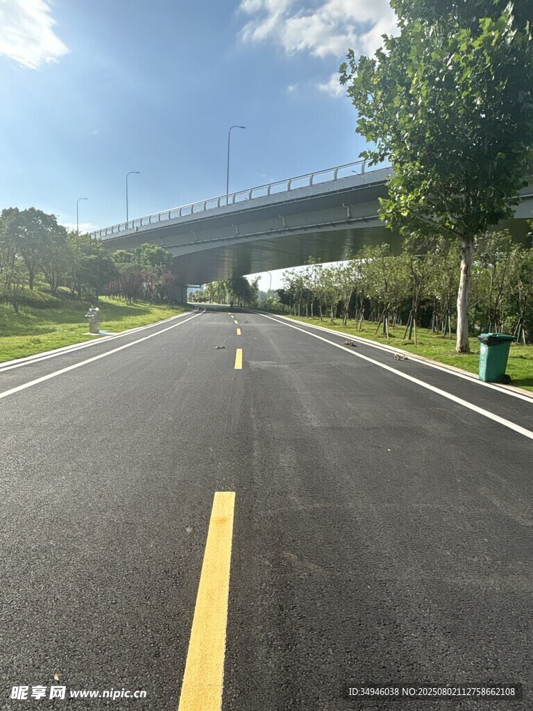 宽阔公路与远方高架桥