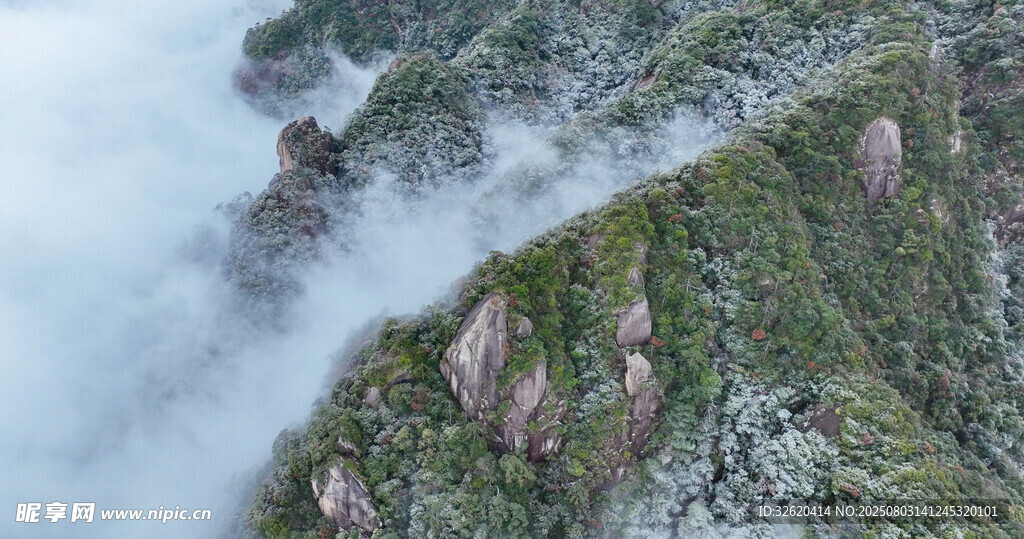 云雾缭绕的峻峭山峰