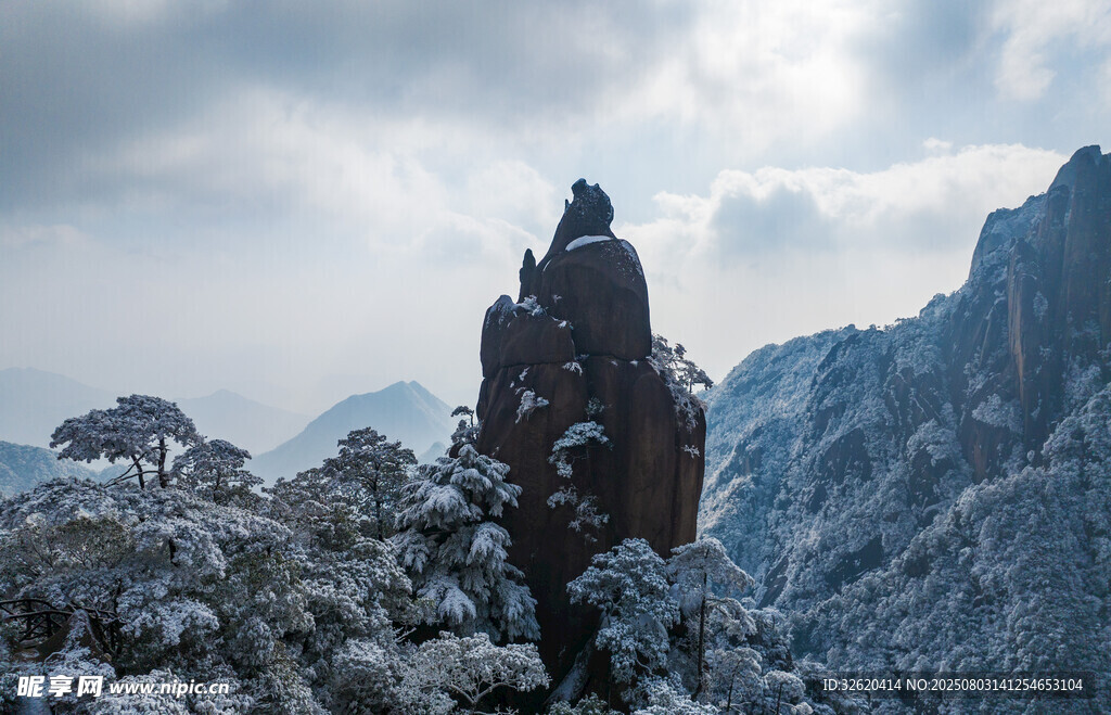 雪覆奇峰 壮美山岳景观