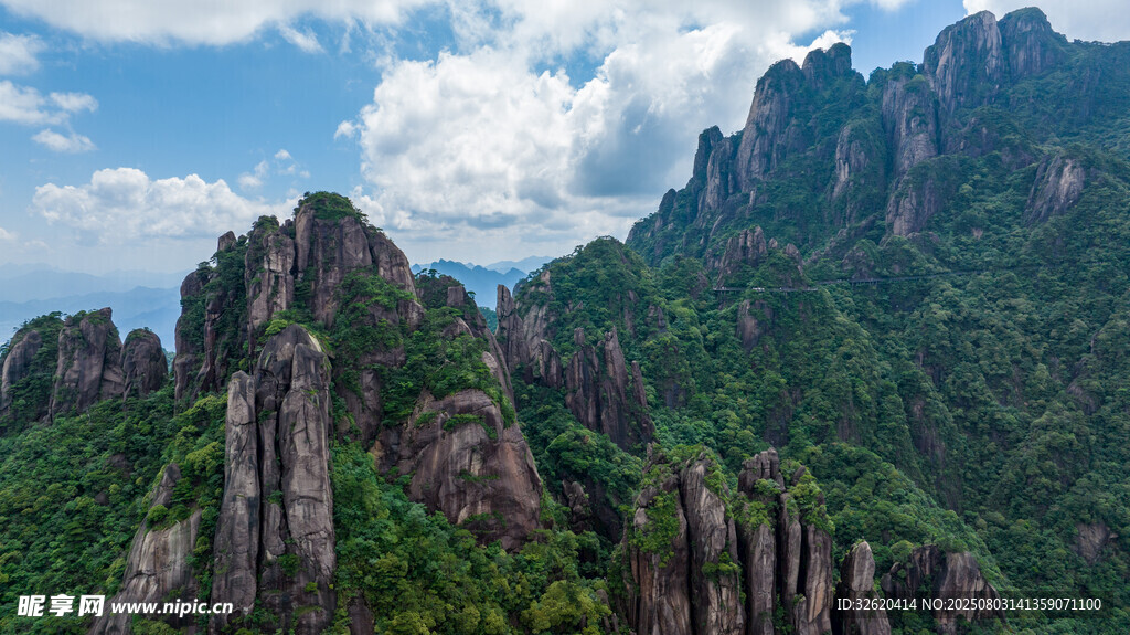 壮丽奇峰 绿意盎然的山峦