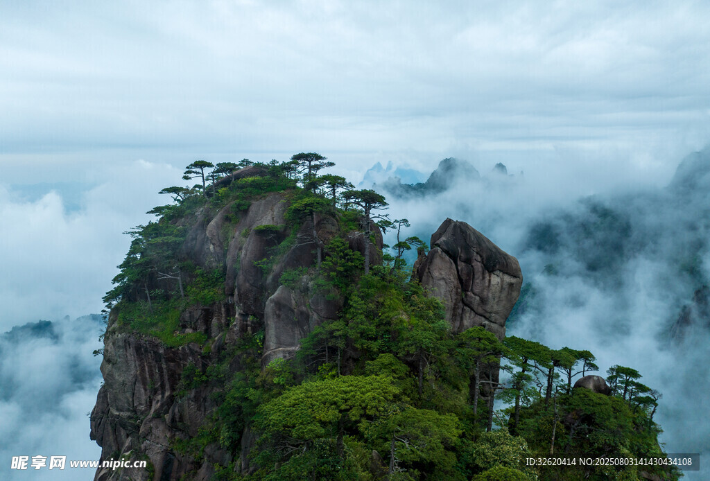 云雾缭绕中的峻峭山峰