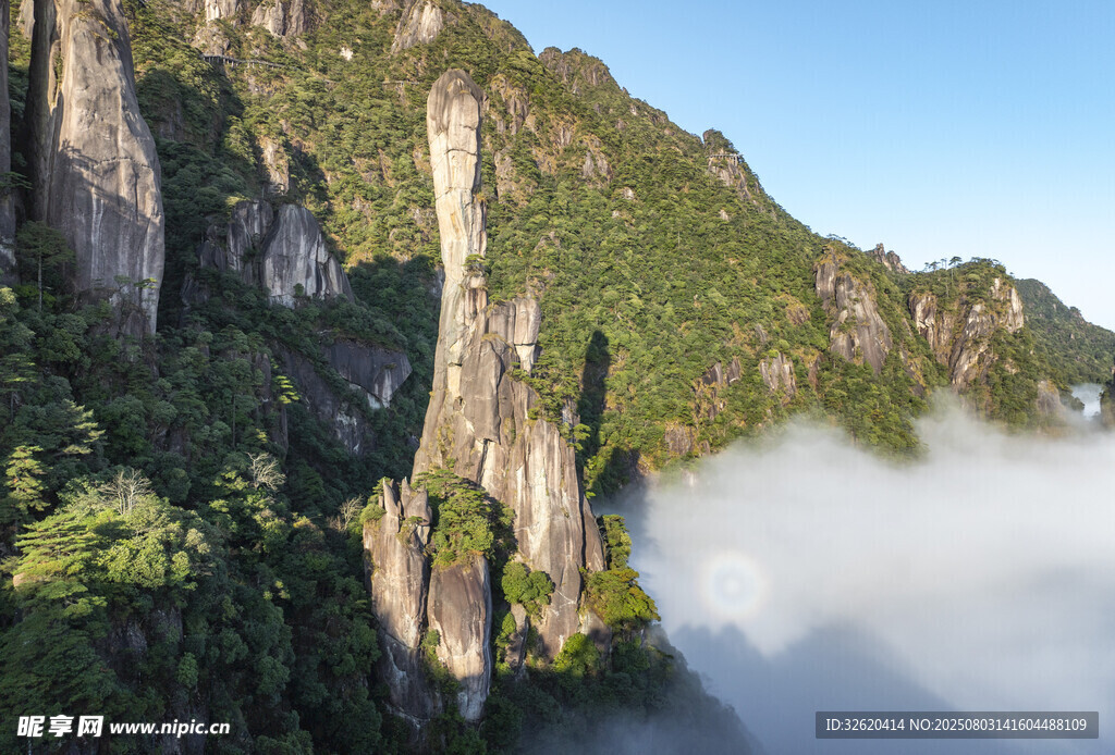 奇峰耸入云海的壮丽景观